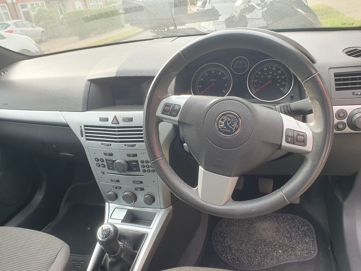 2010 Vauxhall Astra Image 8